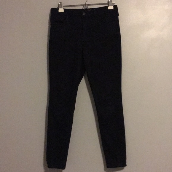 Universal Thread Denim - Black Juniors size 8 high rise skinny jeans Universal Thread Denim - Black Juniors size 8 high rise skinny jeans